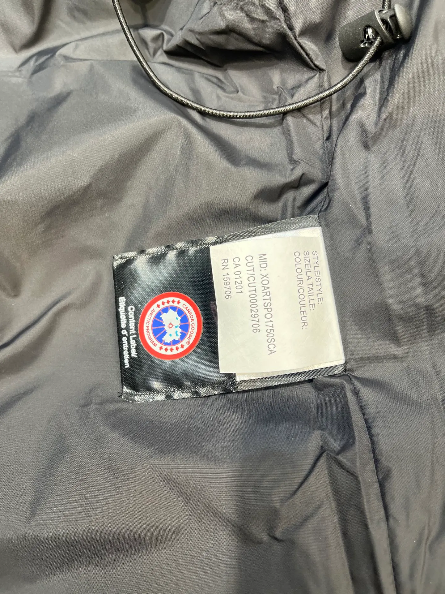 P860 Canada Goose Canada # Expedition04 Parker, a treasure of Canadian origin! Limited supply worldwide! Canada Goose Model 04 is a top-notch couple model, polar cold-proof outdoor series fur collar detachable hooded parka down jacket, the first Goose in 2024. I hope my partners like the top quality, and I hope everyone can evaluate it together! The most popular cool items of the Big Goose family in 2024 are online. The same popular product of Yi Yang Qianxi is said to be a joint limited edition Big Goose that cannot be bought in autumn and winter. If you dislike the sameness of the Big Goose in the past, then this model will definitely give you a different experience! This year's most powerful couple's collection for autumn and winter is online, a top-notch luxurious ready-to-wear style, paired with an outdoor warm down jacket with great style and charm! The most standard and classic items of the Daye family in the past two years are equipped with unique reflective stripes for embellishment, which further shows the high-end fashion performance effect. With the embellishment of hardware buckles, it has excellent performance effect. The upper body is clean, simple and elegant, even for urban leisure. It is suitable for various occasions. Designed with large pockets, this model has a large capacity and is equipped with reflective stripes, making it safer at night. It is suitable for various adventure activities. It is made of windproof and waterproof technical materials. The interior is filled with full white duck down, which is absolutely cold-proof and warm. It also has a stand-up collar design and fine fluff at the collar, with meticulous attention to detail! The charm of this model is also more spiritual, and the upper body has more temperament and specifications. It perfectly shows the ultra-high standard of fashionable performance of this model, integrating outdoor and life, and you can even create high-street wear! The most pinnacle limited-edition goose that we have presented so far, both in terms of design and detailed materials, it is completely outstanding. The grand and evergreen version design is matched with cool reflective elements. The overall appearance can be said to be quite high, and it has that kind of powerful outdoor performance! It combines high-end casual attributes with high-street style. It is high-grade, domineering, warm, and beautiful. The visibility of the upper body is quite strong, and the configuration of the owl element is highly brand-recognizable. It fully complements the overall brand performance and visual effects, and also has the high-end sense of fashion and fashionable performance. It is a must-buy product because it is the most awesome down brand on the planet and one of Canada's three national treasure brands. It is also a sentimental down luxury brand. In the field of polar cold-proof clothing, Goose has made an irreplaceable contribution... Size: xs s m l xl